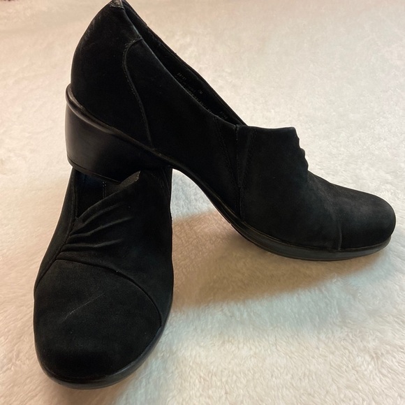 Clarks Bendables Suede Leather Slip-on Heeled (1.5”) Shoe - Picture 1 of 12